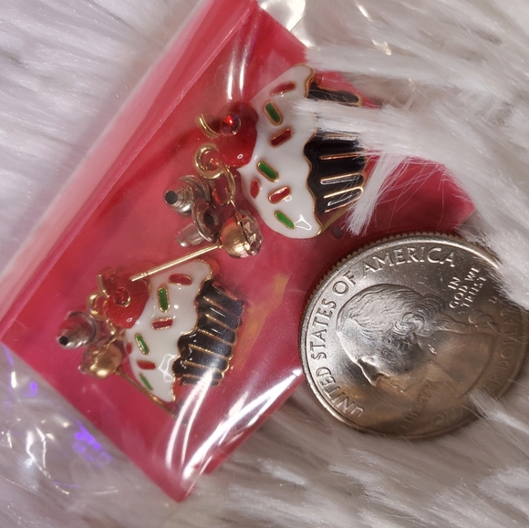 Adorable red Crystal Cherry cupcake earrings - Picture 6 of 6